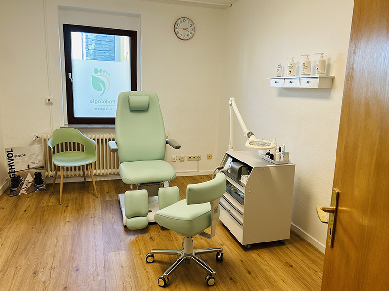 Moderner Behandlungsraum der Podologie-Praxis Chilingarian in Köln